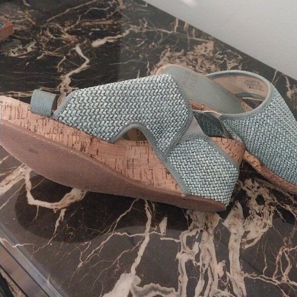 Donald Pliner - Picture 4 of 8